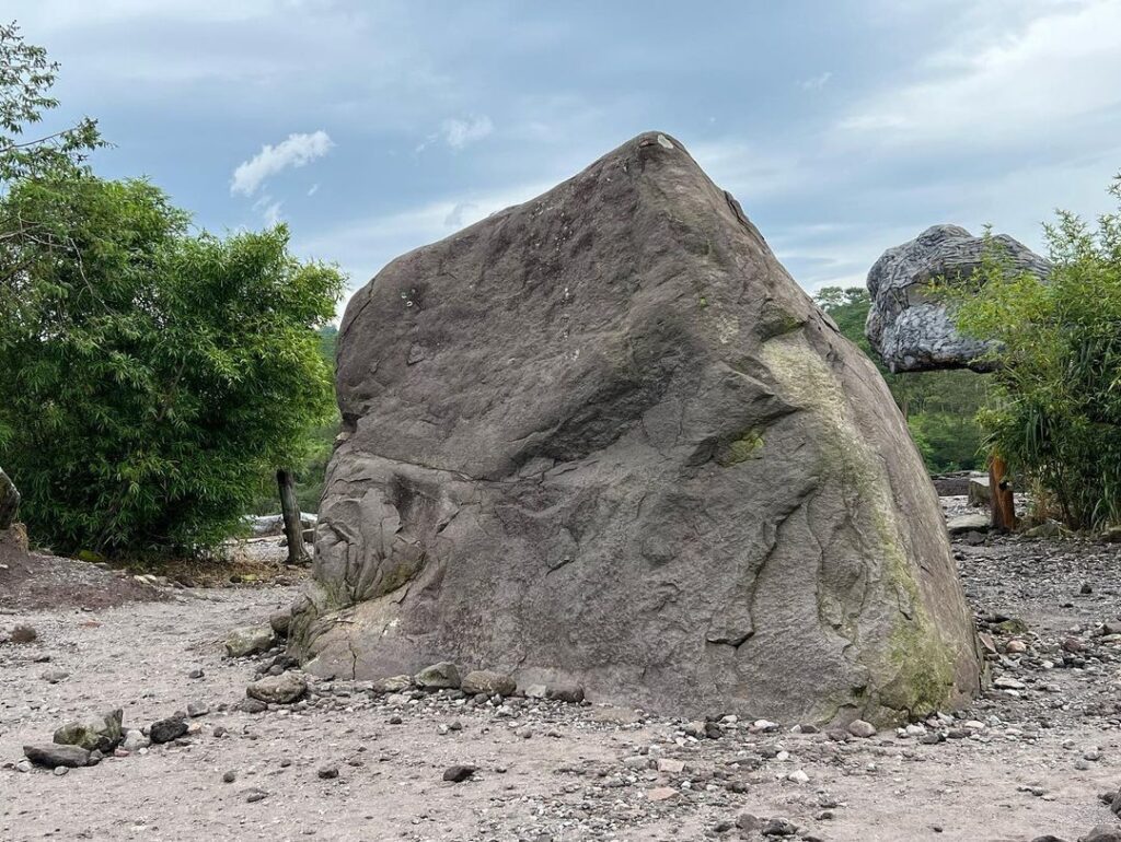 batu alien merapi